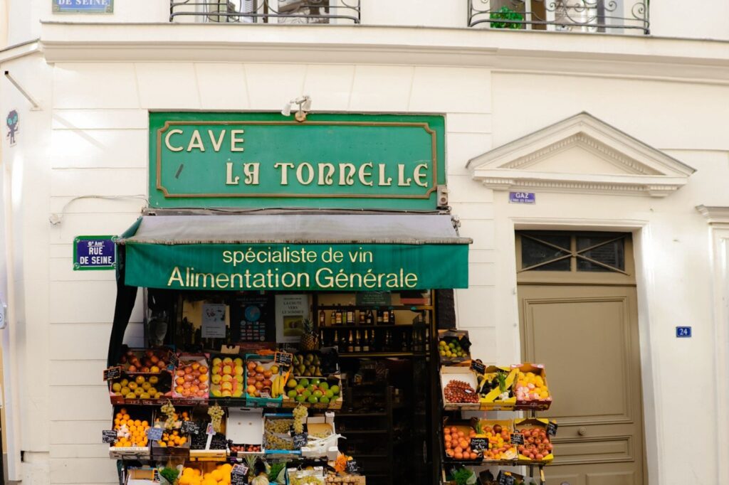 Fachada de una tienda local con un rótulo bien visible en la calle