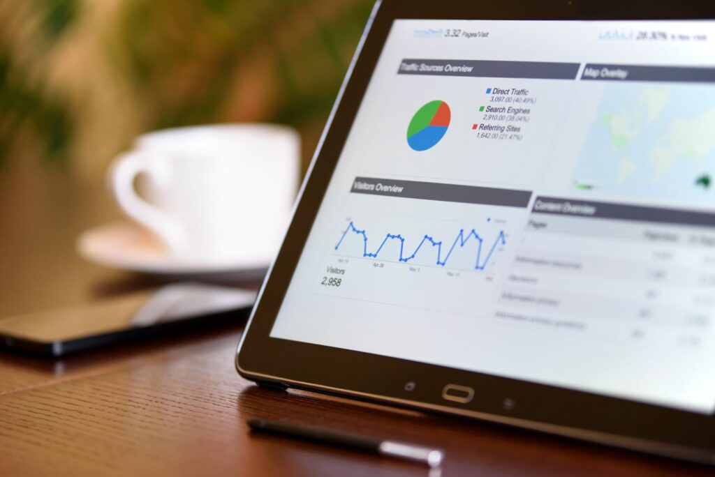 Tablet con gráficos de analítica publicitaria sobre un escritorio de oficina