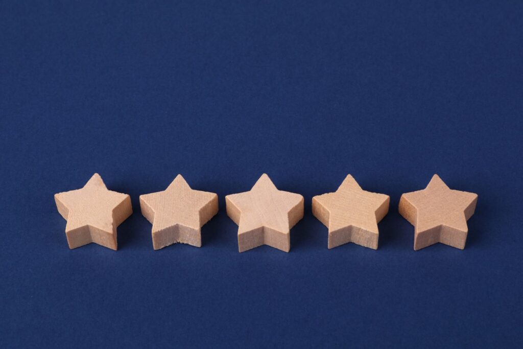 Cinco estrellas de madera representando una valoración de reseñas online